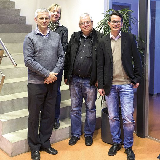 Besiegelten die Übernahme (von links): Jaroslav Markvart (Geschäftsführer Wöhler Bohemia S.R.O.), Dr. Katrin Wöhler (Wöhler Holding GmbH), Albert Pfender und Mario Pfender (Geschäftsführer MBK Maschinenbau GmbH).