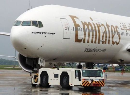 Das Manövrieren der bis zu 600 t schweren Flugzeuge ist ein enormer Kraftakt für die Schlepper. Das Manövrieren der bis zu 600 t schweren Flugzeuge ist ein enormer Kraftakt für die Schlepper.