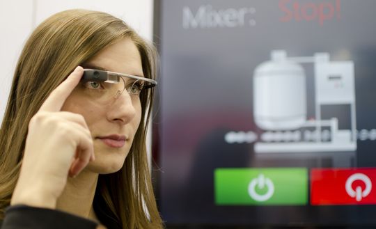 Eine Brille mit Computer, Display, Internet, Mikrofon und Kamera: Mit Google Glass experimentierten auch die Autoamtisierer. Eine Brille mit Computer, Display, Internet, Mikrofon und Kamera: Mit Google Glass experimentierten auch die Autoamtisierer.