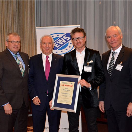 EWS Geschäftsführer Michael Jäger, Präsident Dr. Ingo Friedrich, Wirtschaftssenator Michael Martin und Generalsekretär Wolfgang Franken (v.l.n.r.) EWS Geschäftsführer Michael Jäger, Präsident Dr. Ingo Friedrich, Wirtschaftssenator Michael Martin und Generalsekretär Wolfgang Franken (v.l.n.r.)
