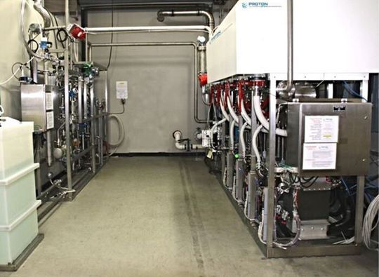 Proton OnSite’s M1 der neuen Megawatt-Plattform der M-Serie und einer Leistung von über 200 m³ Wasserstoff pro Stunde. Stellfläche hier ist ein 40-Fuß-Schiffscontainer. Das größere M2-System produziert über 400 m³ Wasserstoff pro Stunde. Das modulare Design der M-Serie ermöglicht Lösungen für eine variable Bandbreite an Projektgrößen im Industriemaßstab.