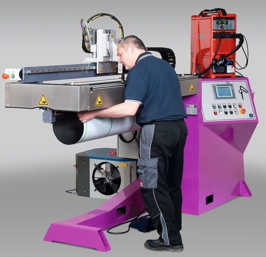 Exponat auf der Intec 2015: Die Elena-Reihe von Schnelldorfer Maschinenbau steht für gleichmäßige Schweißnähte ohne Anfangs- und Endkrater im Längsnahtbereich, wie es heißt.