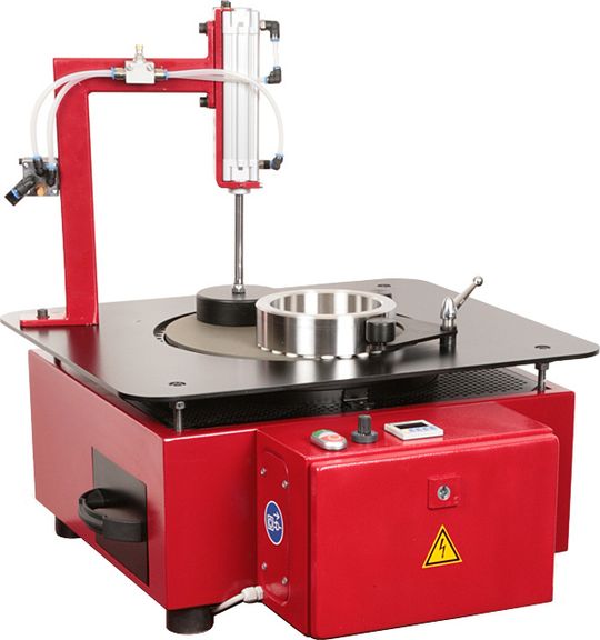 Feinschleifmaschine mit 300 mm Tischdurchmesser zur Finish-Bearbeitung kleiner Teile. Feinschleifmaschine mit 300 mm Tischdurchmesser zur Finish-Bearbeitung kleiner Teile.
