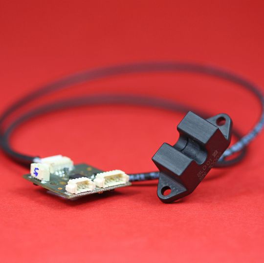 Vielseitig einsetzbar – Der nicht-invasive optische Sensor BLD 01 detektiert nicht nur Blut sondern auch Luftblasen oder auch den Wechsel zwischen verschiedenen Medien. Er erkennt sogar durch Wärme verursachte Veränderungen im Medium und das Eindringen von Flüssigkeiten in leere Behälter. Vielseitig einsetzbar – Der nicht-invasive optische Sensor BLD 01 detektiert nicht nur Blut sondern auch Luftblasen oder auch den Wechsel zwischen verschiedenen Medien. Er erkennt sogar durch Wärme verursachte Veränderungen im Medium und das Eindringen von Flüssigkeiten in leere Behälter.