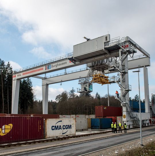 Das oberbayerische Burghausen ist durch sein neues KV-Terminal jetzt an das intermodale Verkehrsnetz in Europa angebunden. Das oberbayerische Burghausen ist durch sein neues KV-Terminal jetzt an das intermodale Verkehrsnetz in Europa angebunden.