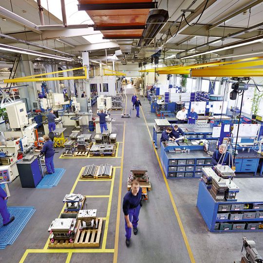 Der Werksausbau soll so erfolgen, dass bei jedem modularen Erweiterungsschritt zwischen den Nebenbetrieben sowie den Lagerbereichen und Produktionsstätten kurze Wege gewährleistet sind. Der Werksausbau soll so erfolgen, dass bei jedem modularen Erweiterungsschritt zwischen den Nebenbetrieben sowie den Lagerbereichen und Produktionsstätten kurze Wege gewährleistet sind.