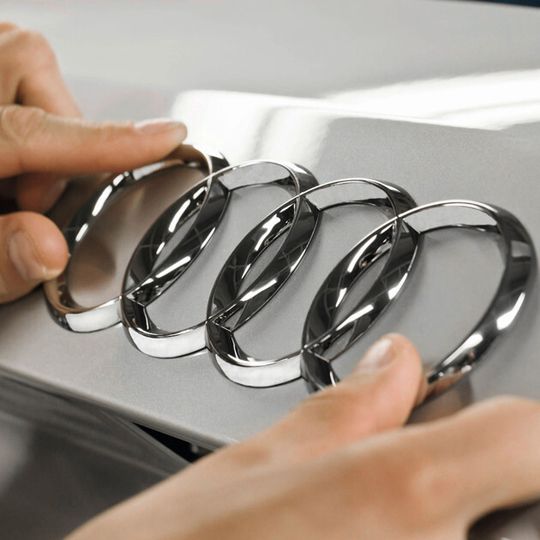 Audi streitet sich über die Verwendung des Buchstabens „Q“ für die Modellbezeichnung. Audi streitet sich über die Verwendung des Buchstabens „Q“ für die Modellbezeichnung.