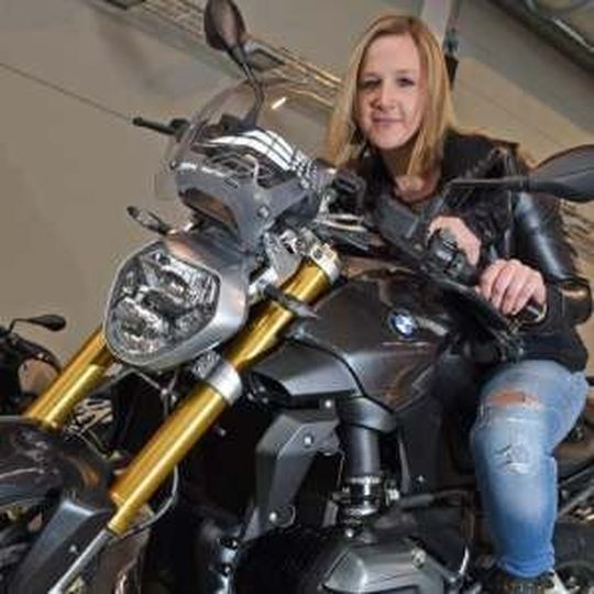 Model Corina Günthör im Blitzlichtgewitter des heutigen Messerundgangs vor der Eröffnung der Motorradwelt Bodensee in Friedrichshafen (23. bis 25. Januar). Model Corina Günthör im Blitzlichtgewitter des heutigen Messerundgangs vor der Eröffnung der Motorradwelt Bodensee in Friedrichshafen (23. bis 25. Januar).