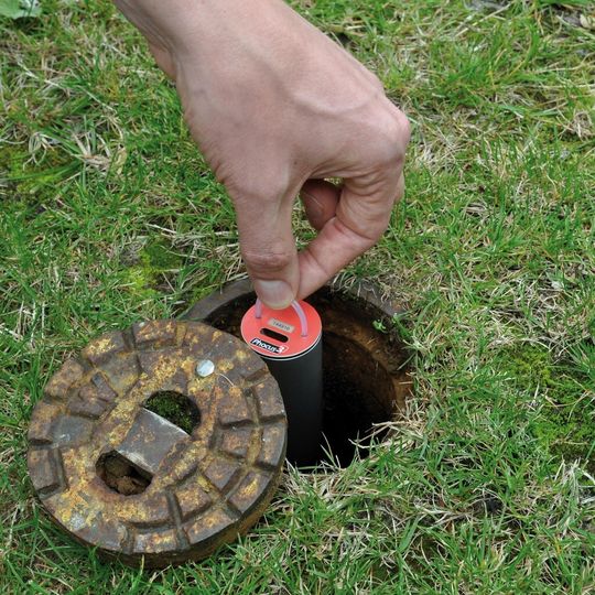 Die Phocus3-Geräuschlogger des Unternehmens Esders können in Rohrnetzen eingesetzt werden, um Wasserleckstellen mittels Geräuschverortung zu erfassen.