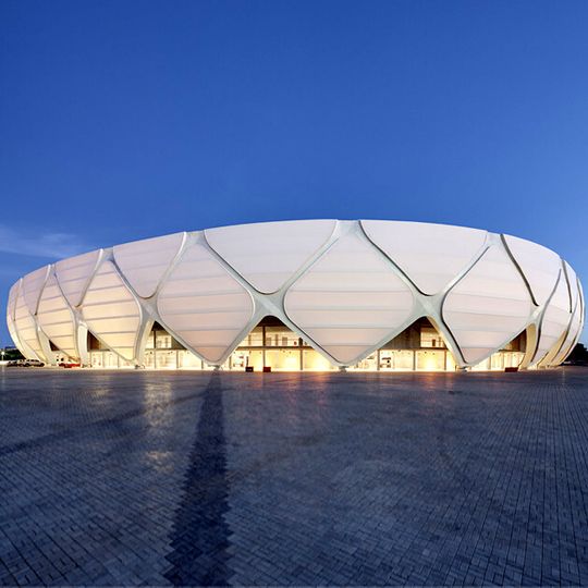 Fluorkunststoffe von Dyneon sind universell einsetzbar, zum Beispiel als Dachkonstruktion für Stadien und Architekturbauten. Fluorkunststoffe von Dyneon sind universell einsetzbar, zum Beispiel als Dachkonstruktion für Stadien und Architekturbauten.