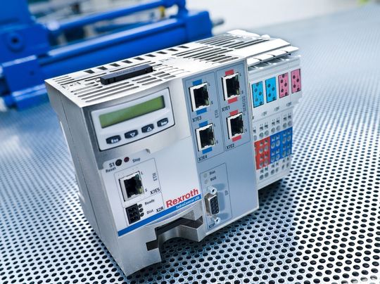 Die Kombination aus SPS und Motion Control reguliert elektrische sowie hybride Achsen zur gleichen Zeit. Die Kombination aus SPS und Motion Control reguliert elektrische sowie hybride Achsen zur gleichen Zeit.
