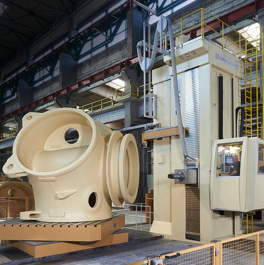 Bild 1: Das Bohrwerk mit Plattenfeld ermöglicht das genaue Bearbeiten von Rotornaben. Bild 1: Das Bohrwerk mit Plattenfeld ermöglicht das genaue Bearbeiten von Rotornaben.