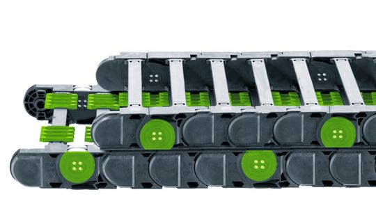 Die Rollen des Obertrums laufen beim System P4 nicht übereinander, sondern versetzt durch die des Untertrums (beide grün markiert) und werden durch kammartige autoglide-Stege (grün markiert) unterstützt. Der Rollreibwert fällt dabei um rund 75 Prozent geringer als der Gleitreibwert aus, was eine Energieeinsparung um bis zu 57 Prozent ermöglicht, um die Kette anzutreiben. Die Rollen des Obertrums laufen beim System P4 nicht übereinander, sondern versetzt durch die des Untertrums (beide grün markiert) und werden durch kammartige autoglide-Stege (grün markiert) unterstützt. Der Rollreibwert fällt dabei um rund 75 Prozent geringer als der Gleitreibwert aus, was eine Energieeinsparung um bis zu 57 Prozent ermöglicht, um die Kette anzutreiben.