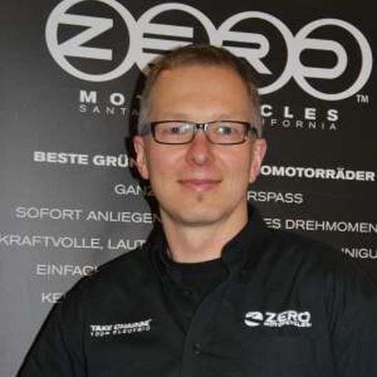 Andreas Güldenfuß bringt über 20 Jahre Erfahrung und Leidenschaft für den Motorsport mit ins Unternehmen. Andreas Güldenfuß bringt über 20 Jahre Erfahrung und Leidenschaft für den Motorsport mit ins Unternehmen.