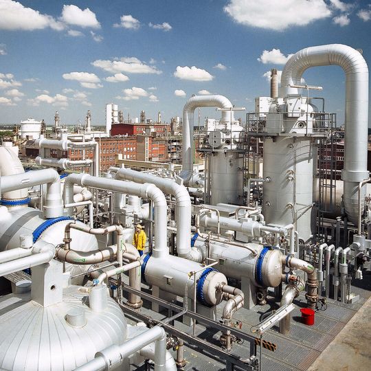 Die Citral-Anlage auf dem Werksgelände der BASF in Ludwigshafen liefert den Schlüsselbaustein der BASF-Feinchemie: Citral ist Ausgangsstoff für die Vitamine A und E, Carotinoide sowie verschiedene Aromachemikalien. Die Citral-Anlage auf dem Werksgelände der BASF in Ludwigshafen liefert den Schlüsselbaustein der BASF-Feinchemie: Citral ist Ausgangsstoff für die Vitamine A und E, Carotinoide sowie verschiedene Aromachemikalien.