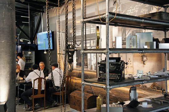Das soll ein Messestand sein? – Die eMDe Blechfabrik AG hat sich auf der Swisstech ganz geschickt von der Masse an Kleinständen abgehoben: Ein kleiner Konventionsbruch mit grosser Wirkung. Das soll ein Messestand sein? – Die eMDe Blechfabrik AG hat sich auf der Swisstech ganz geschickt von der Masse an Kleinständen abgehoben: Ein kleiner Konventionsbruch mit grosser Wirkung.