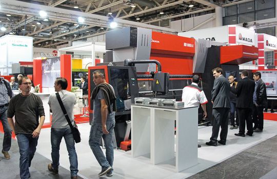 Für kleinste Losgrössen geeignet: Die servo-hydraulische Abkantpresse «HD» mit automatischem Werkzeugwechsler und automatischem Werkzeugwechselsystem «ATC». Für kleinste Losgrössen geeignet: Die servo-hydraulische Abkantpresse «HD» mit automatischem Werkzeugwechsler und automatischem Werkzeugwechselsystem «ATC».