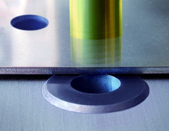 Fehlstanzungen sollen durch den neuen Sensor des Fraunhofer IST vermieden werden. Fehlstanzungen sollen durch den neuen Sensor des Fraunhofer IST vermieden werden.