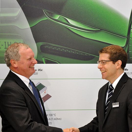 Partner im Automotive-Bereich in Asien und Europa: Jim Hawersaat (li.), Vice President Power & Signal Group, und Dr. Felix Heusler, Geschäftsführer Isabellenhütte. Partner im Automotive-Bereich in Asien und Europa: Jim Hawersaat (li.), Vice President Power & Signal Group, und Dr. Felix Heusler, Geschäftsführer Isabellenhütte.