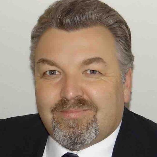 Der neue geschäftsführende Gesellschafter Dr. Steffen Weißer löst die bisherigen Gesellschafter und Unternehmensgründer Walter und Carmen Hysek aus Altersgründen ab. Der neue geschäftsführende Gesellschafter Dr. Steffen Weißer löst die bisherigen Gesellschafter und Unternehmensgründer Walter und Carmen Hysek aus Altersgründen ab.