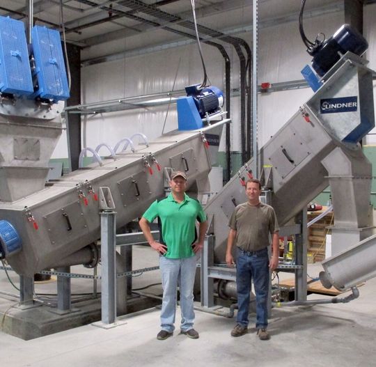 Lindner Resource America LP präsentiert die Kunststoff-Waschtechnologie von LindnerwashTech auf der NPE 2015, Stand S26189. Cedar Poly setzt die neue Anlage als Teil seiner Recyclinglinie für Post-Consumer-PE-HD (Polyethylen hoher Dichte) ein, das überwiegend in Form entleerter Behälter und Flaschen anfällt.