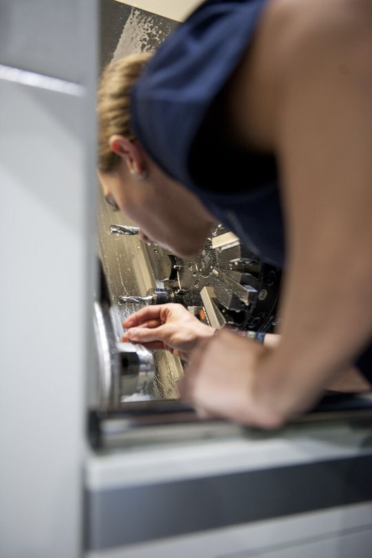 Die Aufhebung des Euro-Mindeskurses setzt die Schweizer MEM-Industrie unter starken Druck. Die Aufhebung des Euro-Mindeskurses setzt die Schweizer MEM-Industrie unter starken Druck.