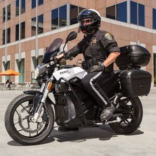 Lautlos auf Verbrecherjagd. In den USA werden Zero-Motorräder als Streifenfahrzeug eingesetzt. Lautlos auf Verbrecherjagd. In den USA werden Zero-Motorräder als Streifenfahrzeug eingesetzt.