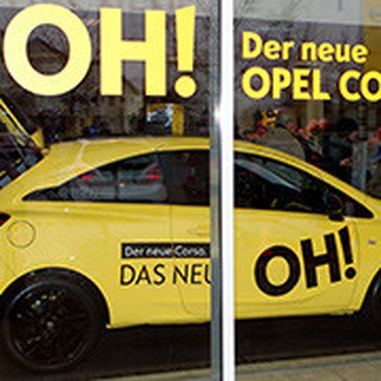 Schon von außen nicht zu übersehen: Der Corsa E steht jetzt bei den Händlern. Schon von außen nicht zu übersehen: Der Corsa E steht jetzt bei den Händlern.