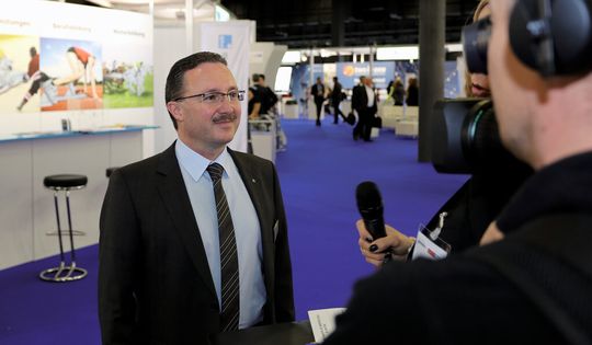 Projektleiter Roland Frick im Interview fürs Messe-TV. Projektleiter Roland Frick im Interview fürs Messe-TV.