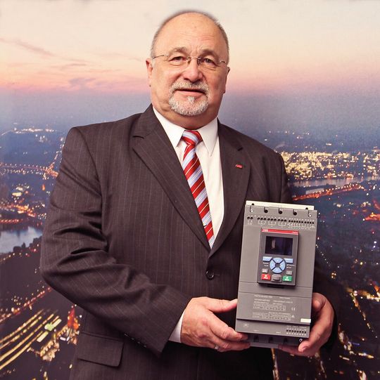 Hans-Dieter Meissner von ABB zeigt die kleinste Ausführung der Softstarter-Baureihe PSTX, die kompletten Motorschutz bietet und auch bei Last- und Netzunregelmäßigkeiten zuverlässig arbeitet. Hans-Dieter Meissner von ABB zeigt die kleinste Ausführung der Softstarter-Baureihe PSTX, die kompletten Motorschutz bietet und auch bei Last- und Netzunregelmäßigkeiten zuverlässig arbeitet.