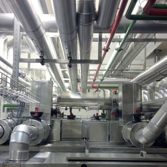 Durch eine Modernisierung der Kälteanlage einer Schokoladenproduktion kann viel Energie gespart werden. Zusätzlich erhöht sich der Wartungsaufwand und die Reinigungsfreundlichkeit sorgt für verbesserte Hygiene. Durch eine Modernisierung der Kälteanlage einer Schokoladenproduktion kann viel Energie gespart werden. Zusätzlich erhöht sich der Wartungsaufwand und die Reinigungsfreundlichkeit sorgt für verbesserte Hygiene.