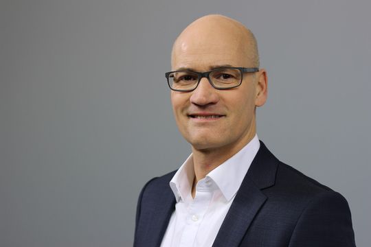 Andreas Rau: Als Geschäftsführer des neuen Unternehmens identifiziert er geneinsam mit Marcus Böker m Sinne von Technologiescouting Produktentwicklungen, Dienstleistungen und neuartige Materialien, die der technologischen Ausrichtung von Phoenix Contact entsprechen. Andreas Rau: Als Geschäftsführer des neuen Unternehmens identifiziert er geneinsam mit Marcus Böker m Sinne von Technologiescouting Produktentwicklungen, Dienstleistungen und neuartige Materialien, die der technologischen Ausrichtung von Phoenix Contact entsprechen.