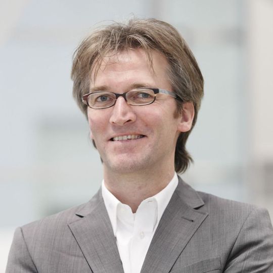 „Wir arbeiten aktuell an Studien, um die Grenzwerte von Schmerz- und Verletzungseintritt mit Probandenversuchen zu ermitteln. Die zuständige Ethik-Kommission hat die Versuche, die unter größter Sorgfalt erfolgen und Verletzungen der Probanden ausschließen, zugestimmt“, erklärt Dr. Norbert Elkmann, Geschäftsfeldleiter Robotersysteme des Fraunhofer IFF. „Wir arbeiten aktuell an Studien, um die Grenzwerte von Schmerz- und Verletzungseintritt mit Probandenversuchen zu ermitteln. Die zuständige Ethik-Kommission hat die Versuche, die unter größter Sorgfalt erfolgen und Verletzungen der Probanden ausschließen, zugestimmt“, erklärt Dr. Norbert Elkmann, Geschäftsfeldleiter Robotersysteme des Fraunhofer IFF.
