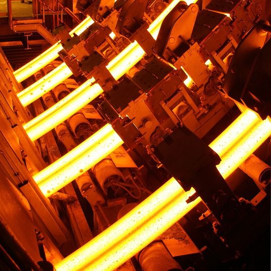 Bei der Stahlproduktion fallen pro Jahr über 100 TB Prozessdaten aus Überwachungssensoren an. Bei der Stahlproduktion fallen pro Jahr über 100 TB Prozessdaten aus Überwachungssensoren an.