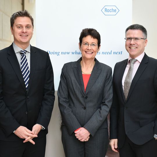 Gutes Ergebnis für Roche in Deutschland: Dr. Thomas Schinecker, Dr. Ursula Redeker und Dr. Hagen Pfundner zogen Bilanz (v.l.). Gutes Ergebnis für Roche in Deutschland: Dr. Thomas Schinecker, Dr. Ursula Redeker und Dr. Hagen Pfundner zogen Bilanz (v.l.).