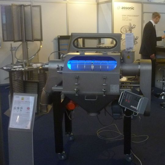 Hochleistungs-Wirbelstromsiebmaschinen arbeiten mit Sonic Speed-Screen-Technologie. Hochleistungs-Wirbelstromsiebmaschinen arbeiten mit Sonic Speed-Screen-Technologie.