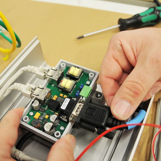 Der Sensor wird samt Folientastatur im Gehäuse integriert. Der Sensor wird samt Folientastatur im Gehäuse integriert.