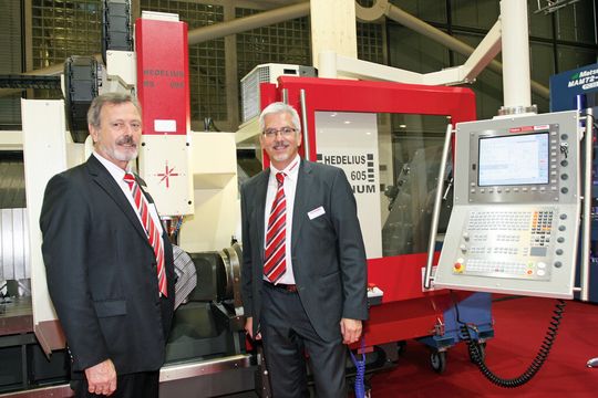 Auf der Prodex 2014: Hugo Tschümperlin (links), Geschäftsführer der Schneider mc SA, und Pirmin Zehnder, Geschäftsführer der Newemag SA, vor dem kompakten und vielseitigen Bearbeitungszentrum Hedelius RS 605. Auf der Prodex 2014: Hugo Tschümperlin (links), Geschäftsführer der Schneider mc SA, und Pirmin Zehnder, Geschäftsführer der Newemag SA, vor dem kompakten und vielseitigen Bearbeitungszentrum Hedelius RS 605.