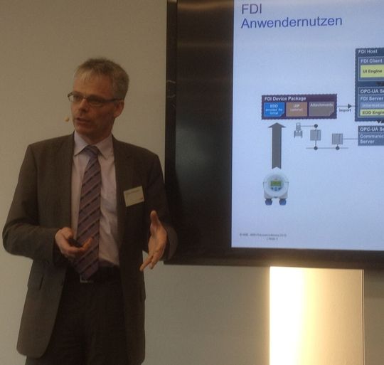 ABB Produktmanager Stefan Bollmeyer bei der Präsentation der ersten Version des „Next Generation Device Management“ (NGDM). ABB Produktmanager Stefan Bollmeyer bei der Präsentation der ersten Version des „Next Generation Device Management“ (NGDM).