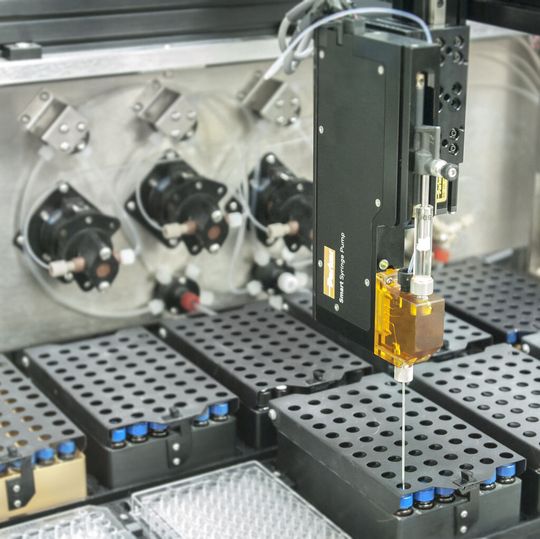 Parkers neue Smart-Syringe-Pumpe in leichter, kompakter Bauweise dosiert präzise.