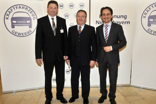 Generationenwechsel: (v.li.) Obermeister Michael Krammer, der scheidende Geschäftsführer Winfried Bayer und sein Nachfolger Josef Huber.