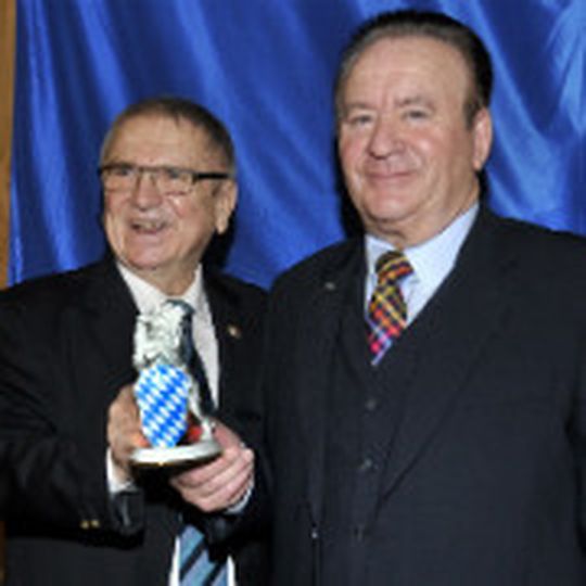 Der Löwe: Klaus Dieter Breitschwert (li.), Präsident des Kfz-Gewerbes Bayern, überreicht Winfried Bayer zum Abschied einen bayerischen Löwen.