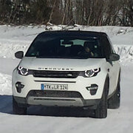 Der neue Land Rover Discovery Sport macht nicht nur auf Schnee eine gute Figur.