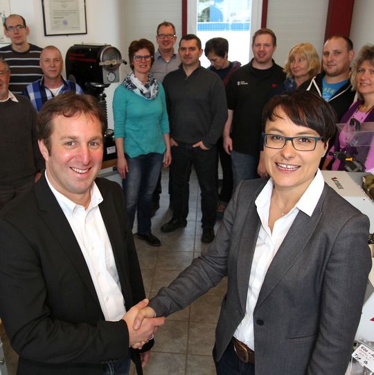 Sascha Latzke, Geschäftsführer Latzke-Prüfmaschine-Service, und Christine Dübler, Zwick-Vertriebsleiterin.
