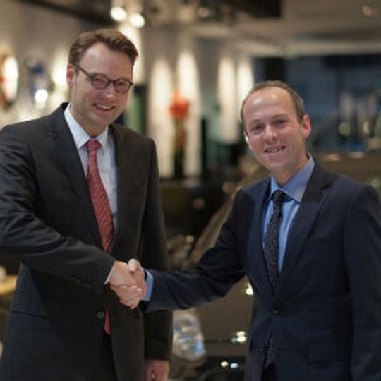 Jens Vieting (li.), Dekra, und Daniel Hansmann, Fiat, arbeiten in Sachen Remarketing künftig zusammen. Jens Vieting (li.), Dekra, und Daniel Hansmann, Fiat, arbeiten in Sachen Remarketing künftig zusammen.