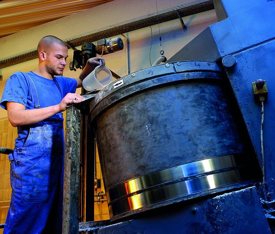 Weber produzierte im Jahr etwa 80 t Dichtungsmasse, die sich auf circa 100.000 Kartuschen verteilt. Produkte mit vergleichbaren Eigenschaften gebe es bislang nicht. Die Dichtungsmasse wird außer zum Abdichten von Fugen und Befestigen von Türen besonders zur Abdichtung von Rauchgasrohren und zur Brennkammerauskleidung geschätzt.