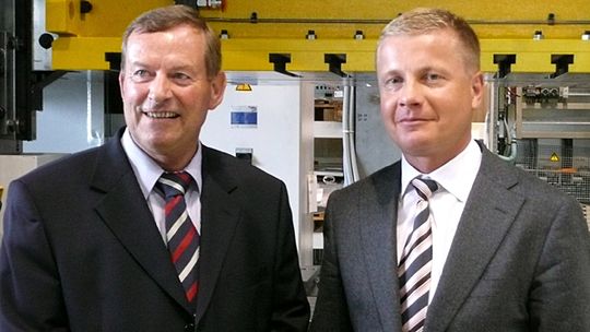 Gemeinsam an einem Strang ziehen, das wollen Hans Schärli (li), Geschäftsführer der Beutler Nova AG im schweizerischen Gettnau, und Schuler AG/Müller Weingarten AG-Vorstandsmitglied Dr. Markus Ernst. Bilder: Kuhn Gemeinsam an einem Strang ziehen, das wollen Hans Schärli (li), Geschäftsführer der Beutler Nova AG im schweizerischen Gettnau, und Schuler AG/Müller Weingarten AG-Vorstandsmitglied Dr. Markus Ernst. Bilder: Kuhn