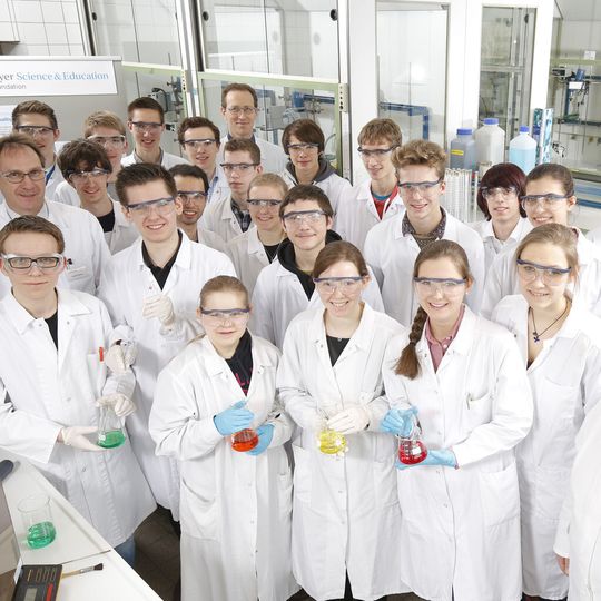Unser Chemie-Star für Baku: Die Nachwuchs-Chemiker trainierten auf dem Weg nach Baku bei Bayer in Leverkusen. Unser Chemie-Star für Baku: Die Nachwuchs-Chemiker trainierten auf dem Weg nach Baku bei Bayer in Leverkusen.