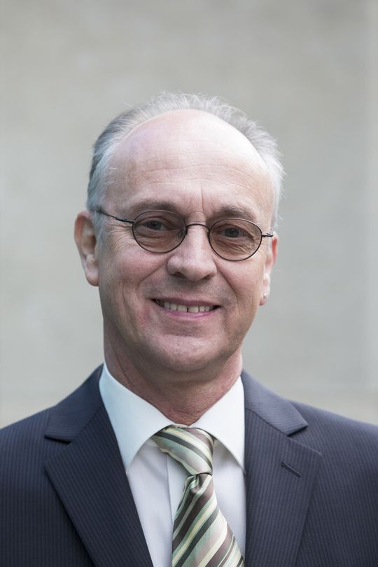 „Das IVD-Branchenbarometer für 2015 zeigt eine verhalten optimistische Stimmung“ sagt Dr. Karl-Heinz Büscher, Vorstandsmitglied und Vorsitzender des Ausschusses Öffentlichkeitsarbeit im VDGH. „Das IVD-Branchenbarometer für 2015 zeigt eine verhalten optimistische Stimmung“ sagt Dr. Karl-Heinz Büscher, Vorstandsmitglied und Vorsitzender des Ausschusses Öffentlichkeitsarbeit im VDGH.