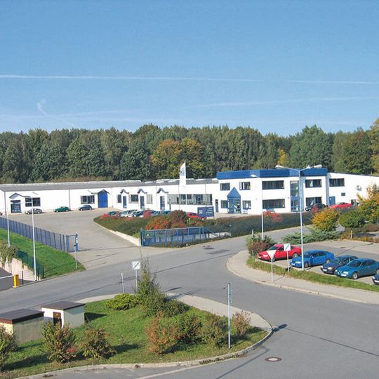 Die Heuer Metallwaren GmbH im sächsischen Großröhrsdorf produziert als Zulieferer unter anderem Folgeverbundwerkzeuge, Stanz- und Drahtbiegeteile, Federwellen und Sicherheitsverschlüsse. Die Heuer Metallwaren GmbH im sächsischen Großröhrsdorf produziert als Zulieferer unter anderem Folgeverbundwerkzeuge, Stanz- und Drahtbiegeteile, Federwellen und Sicherheitsverschlüsse.